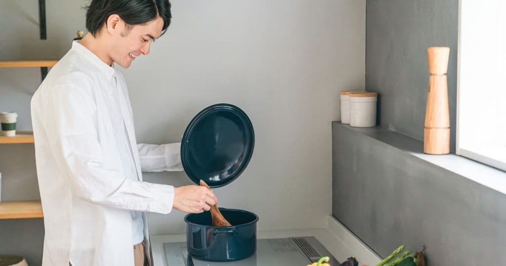 料理をする男性