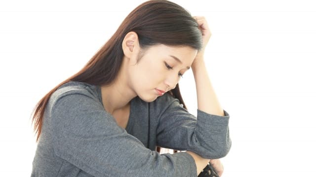 落ち込む女性