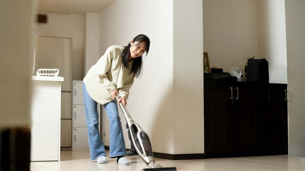 掃除する女性