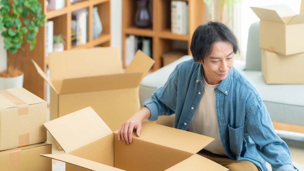 荷分けしている男性